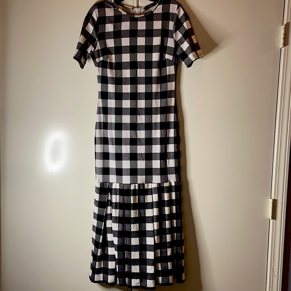 Black and White plaid dress.Great stretch SZ M”-L